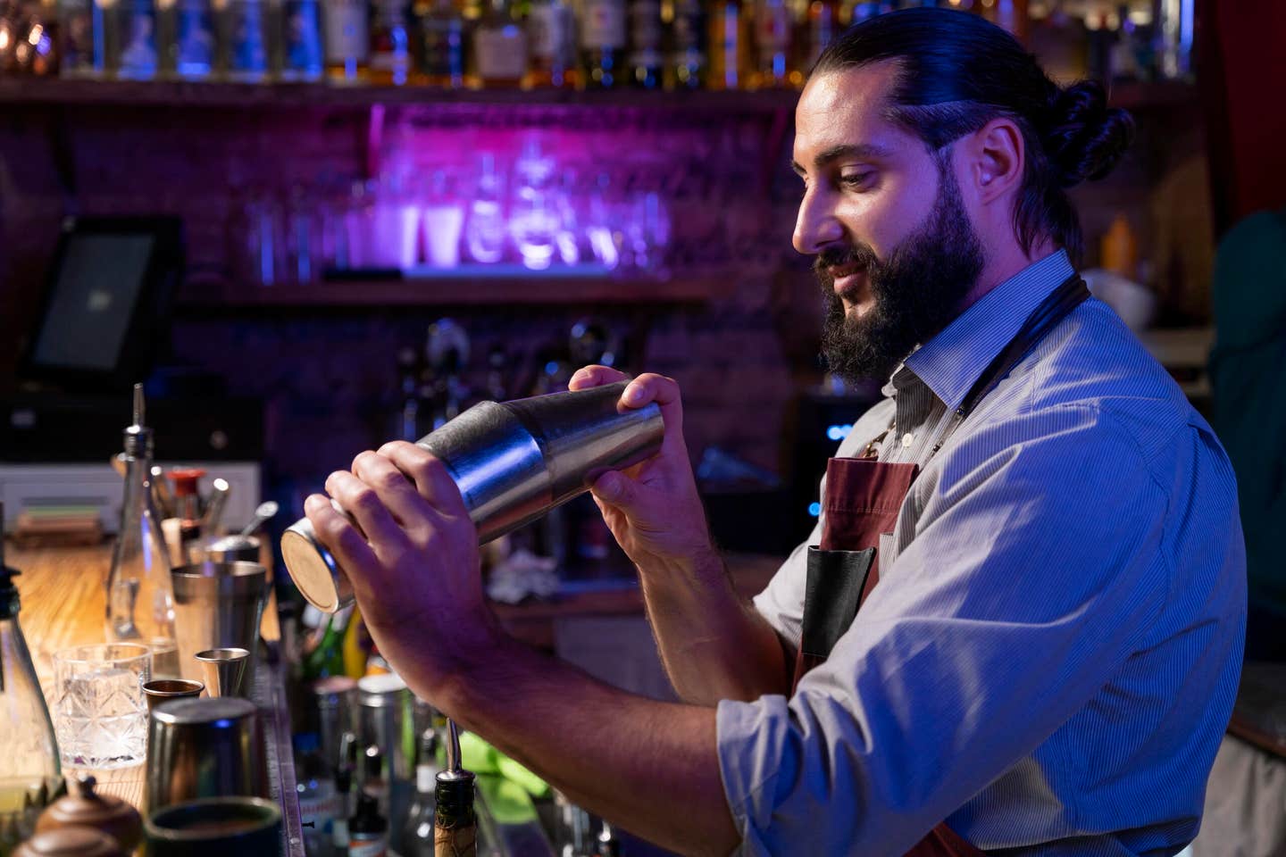 Hosting the Perfect Backyard Celebration with Professional Bartenders